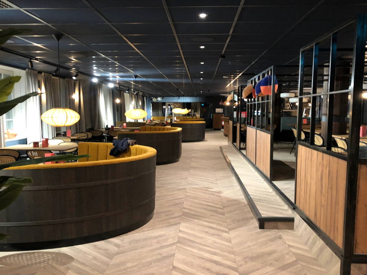 Restaurang och lounge i Hundfjällscenter med integrerade takhögtalare