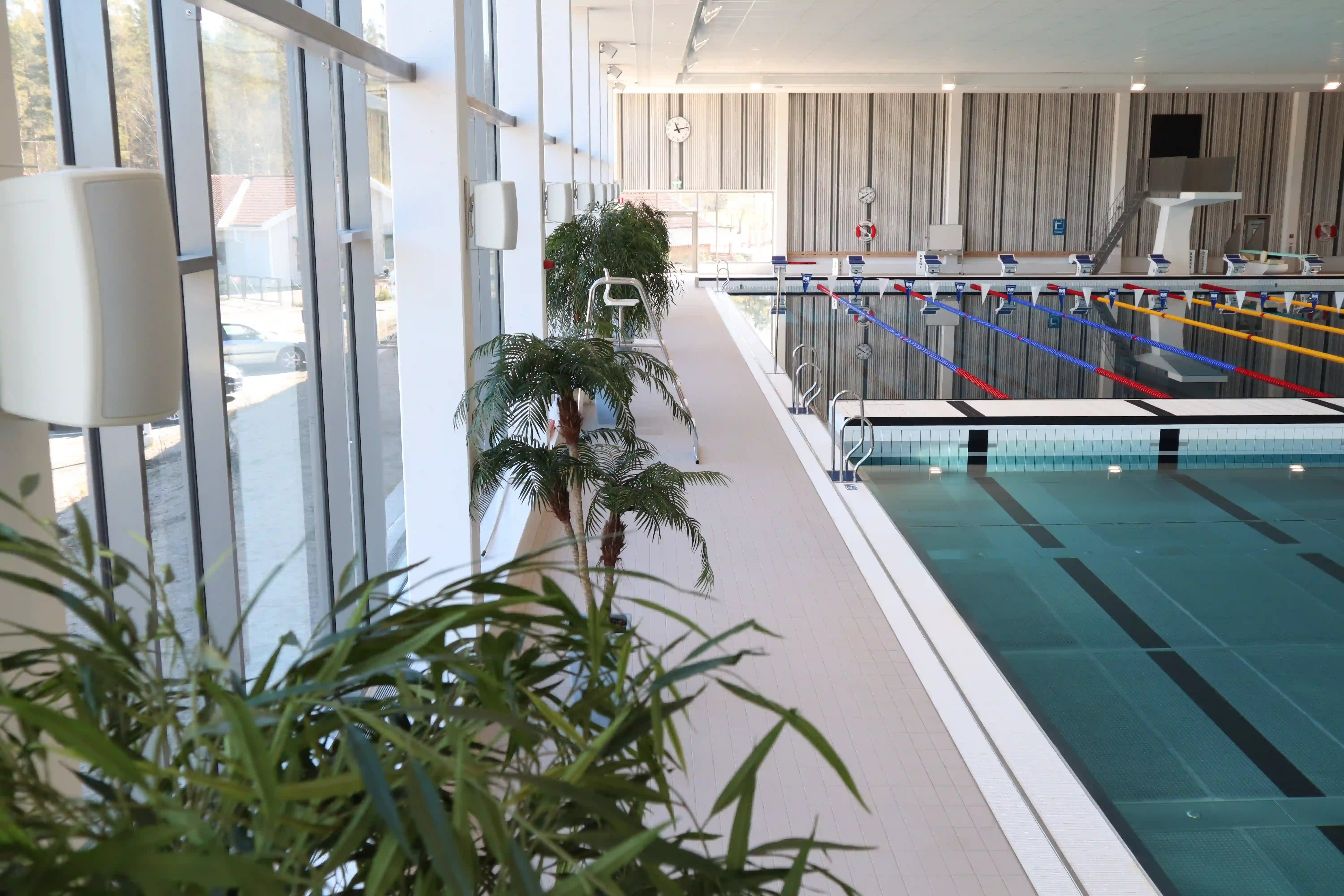 Högtalare och 50-metersbassäng sedda från fönstersidan i Säffle simhall
