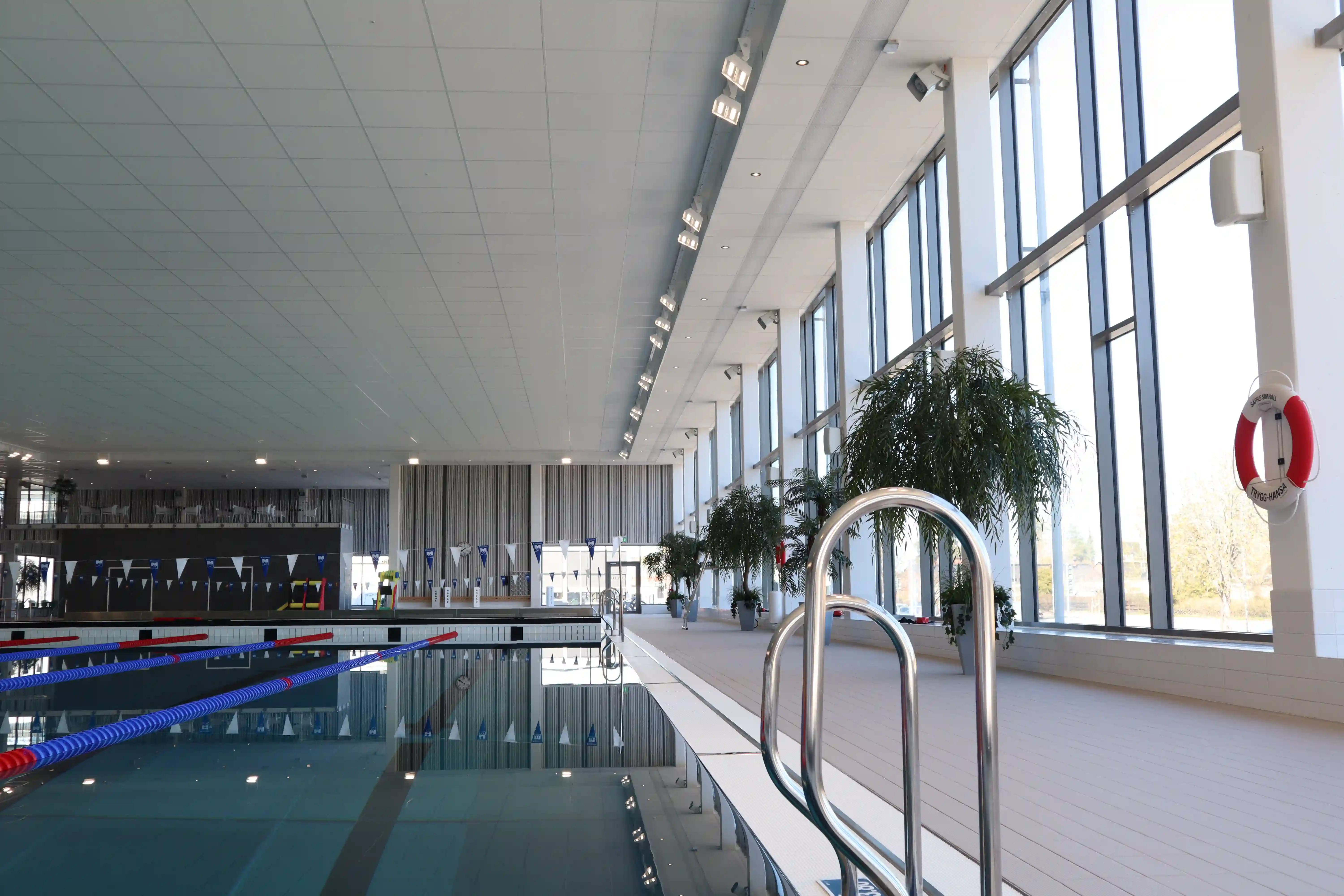 Färdig 50-metersbassäng med högtalare längs fönsterväggen i Säffle simhall
