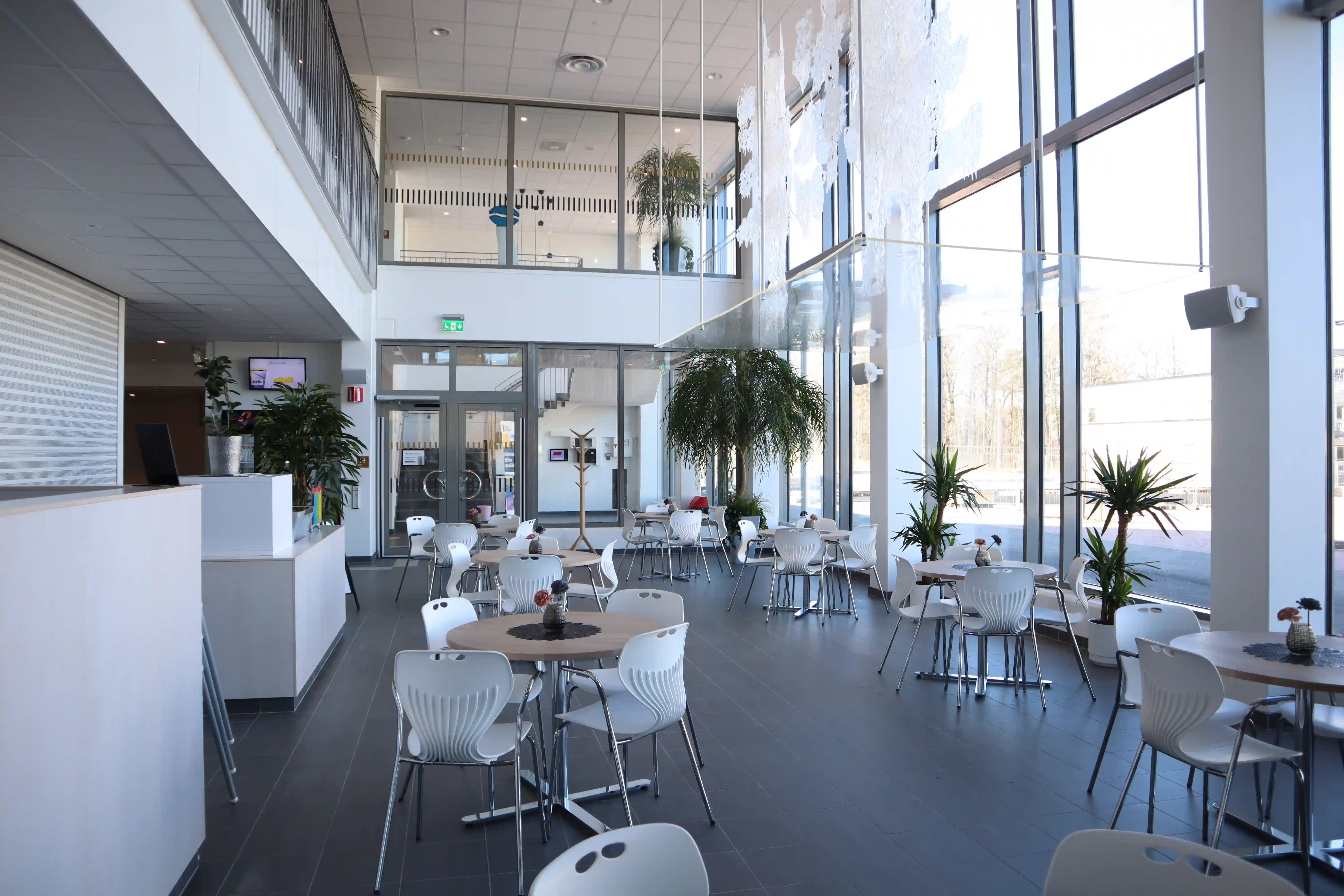 Entré- och caféyta med väggmonterade högtalare i Säffle simhall