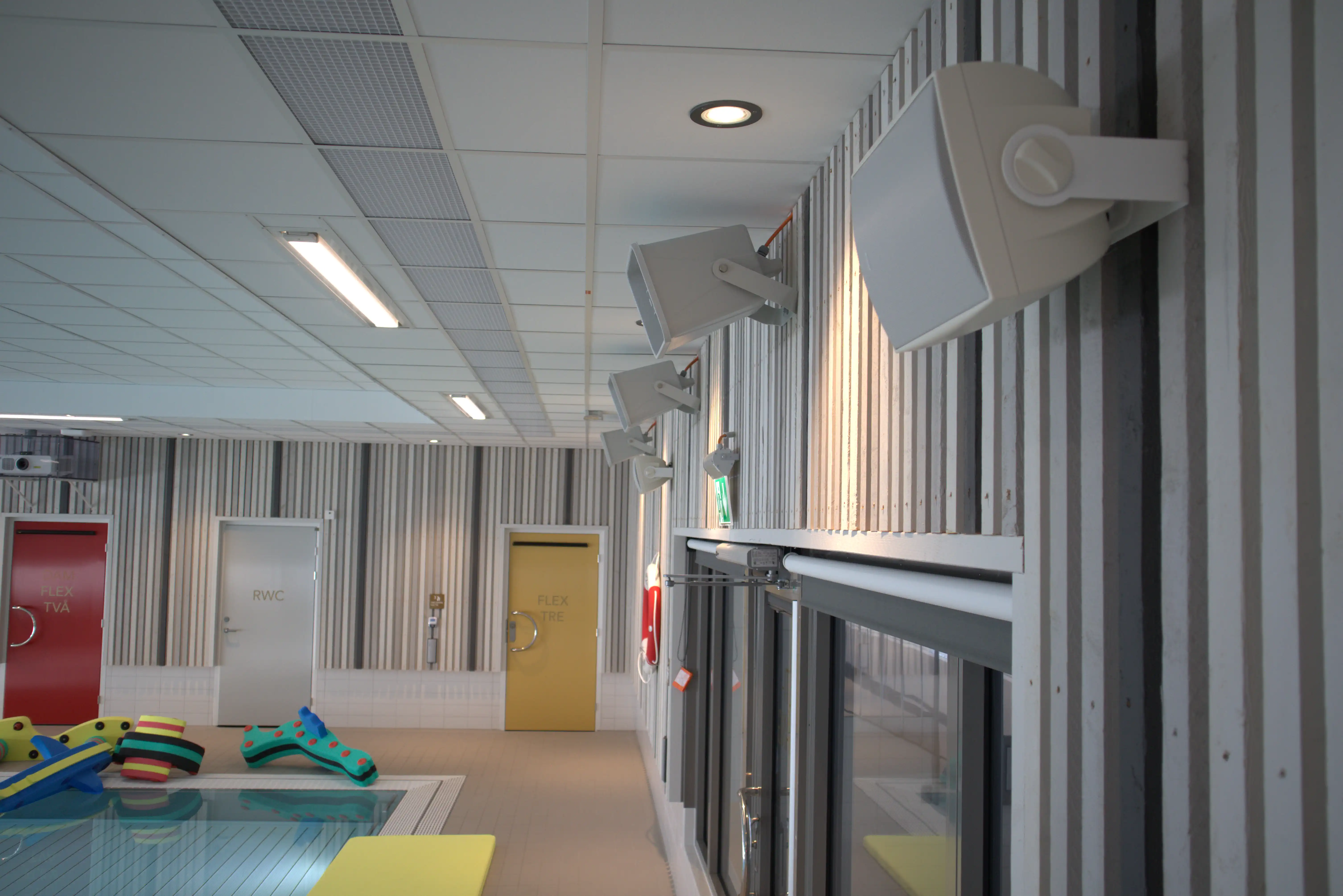 Högtalare och projektor vid multibassängen i Säffle simhall