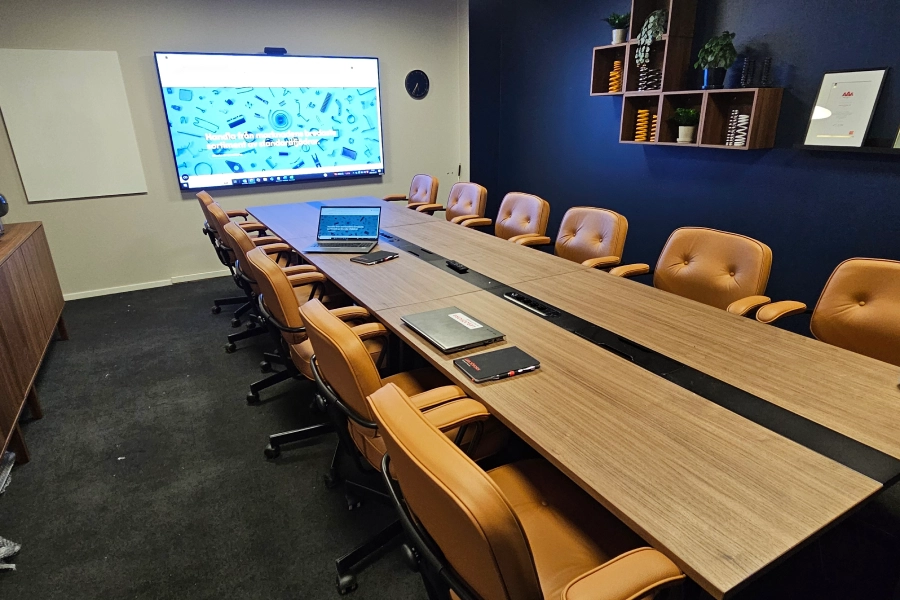 Konferensrum hos Lesjöfors AB med långbord och stor display