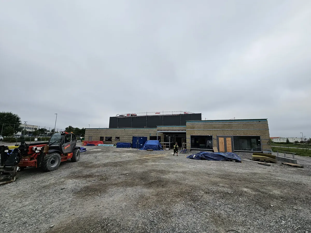 Entrén till Sörby sportcenter under byggnationen