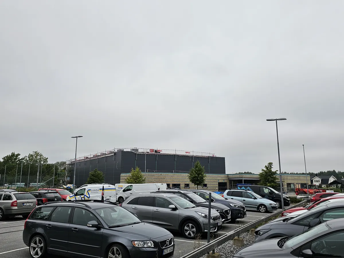Fasad och parkering framför Sörby sportcenter under byggnationen