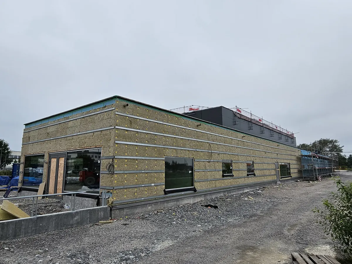Sörby sportcenters fasad under byggnation i Kumla