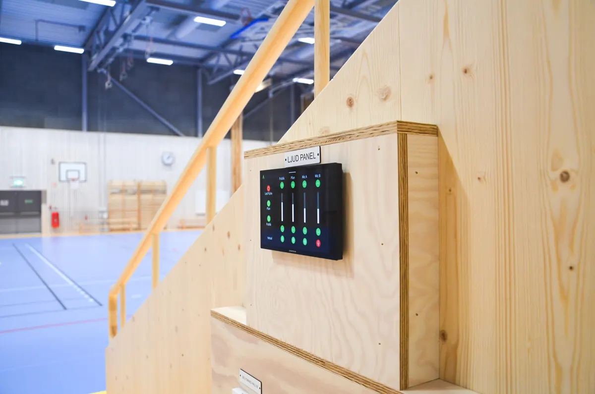 AVAB:s Crestron-styrpanel monterad vid Sörby sporthall
