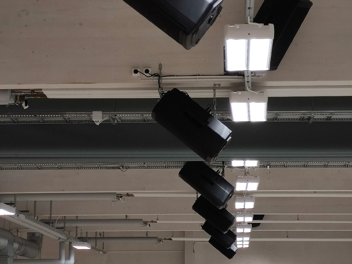 Delbar idrottshall med spelplan och läktare